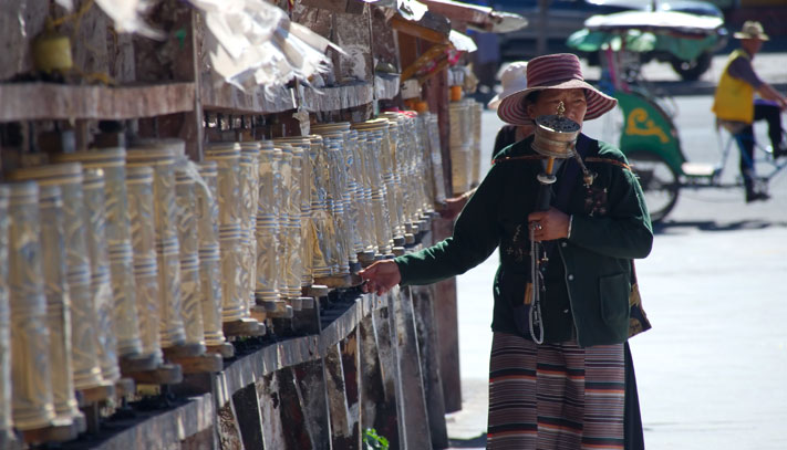Tibetans-in-Lhasa-5